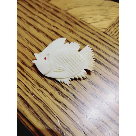 Hand carved bone fish brooch vintage J-22 - Picture 1 of 4